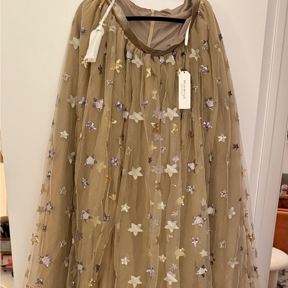 Elegant Floral Embroidered Skirt With Train